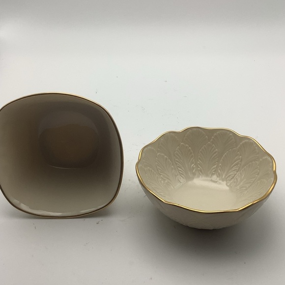 Two Classic Lenox Small Embossed Bowls - Picture 3 of 12